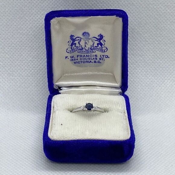 💛 10k White Gold Sapphire Ring - Picture 1 of 7